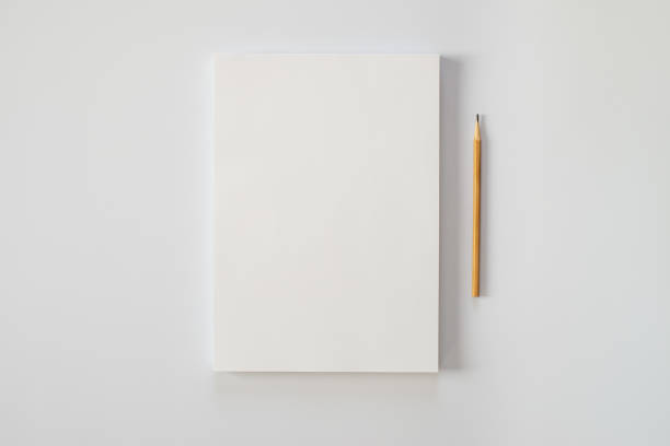 白紙の紙と白い背景に鉛筆の積み重ね。創造的な危機や新しい小説の始まり。 - brochure blank paper book cover ストックフォトと画像