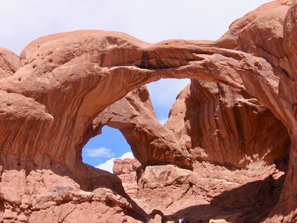 double o arch w parku narodowym arches w utah, stany zjednoczone ameryki w słoneczny dzień na pustyni. - preserves jar empty red zdjęcia i obrazy z banku zdjęć