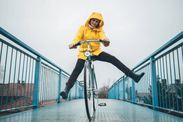 rainy day cycling - cycling bicycle women city life imagens e fotografias de stock