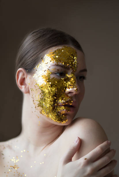 istock Her touch of gold is worth it. 1133126972