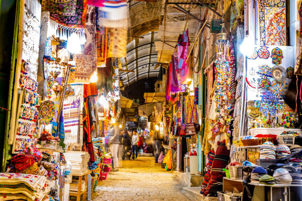 エルサレムの旧市街の伝統的な市場. イスラエル - muslim quarter ストックフ��ォトと画像