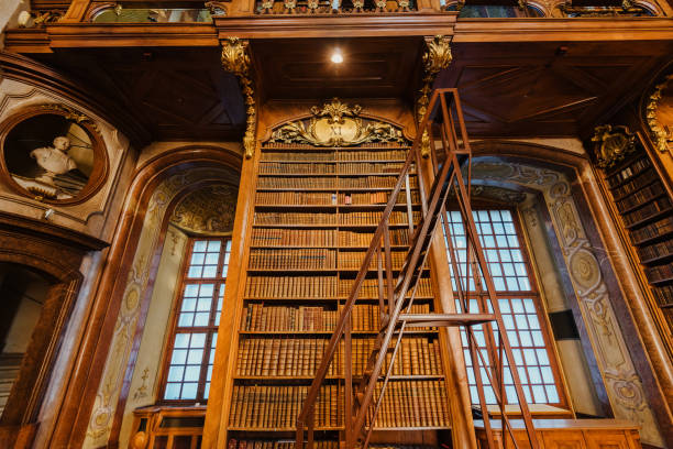 interieur der österreichischen nationalbibliothek - palace vienna indoors museum stock-fotos und bilder