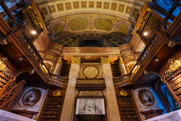 interieur der österreichischen nationalbibliothek - palace vienna indoors museum stock-fotos und bilder