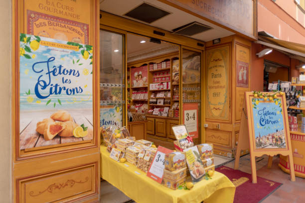 マントンの菓子店。フランス - ancient old traditional culture inside of ストックフォトと画像