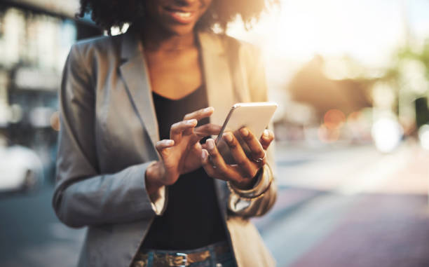 彼女の携帯電話で大きな計画を作る - businesswoman business mobile phone business person ストックフォトと画像