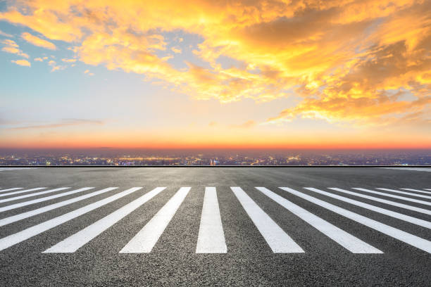 夕暮れ時の上海のシマウマ横断道路と近代都市のスカイライン - zebra crossing ストックフォトと画像