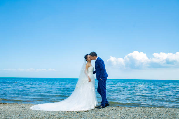 Couples take wedding photos by the beach and lake to propose.