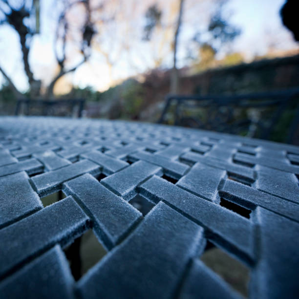 gelo su un tavolo da giardino in metallo all'aperto in inverno - table toughness steel pattern foto e immagini stock