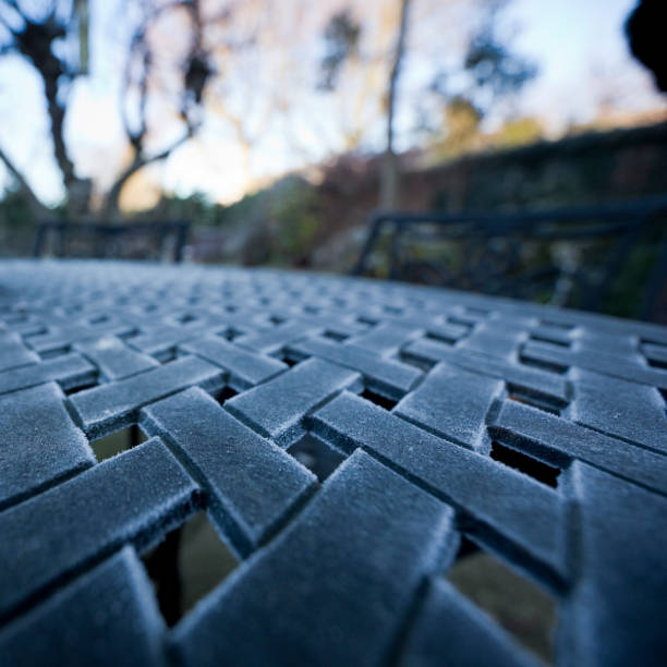 frost on a metal garden table outdoors in winter - table toughness steel pattern imagens e fotografias de stock