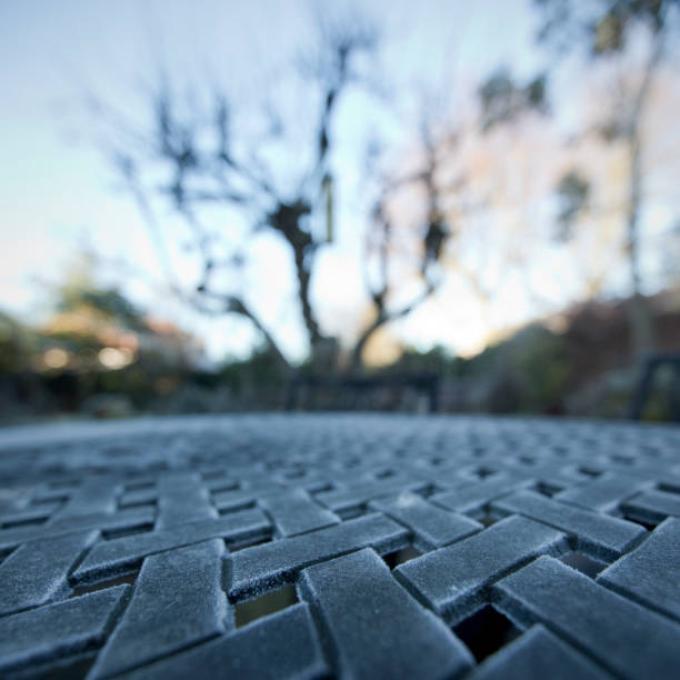 frost on a metal garden table outdoors in winter - table toughness steel pattern imagens e fotografias de stock