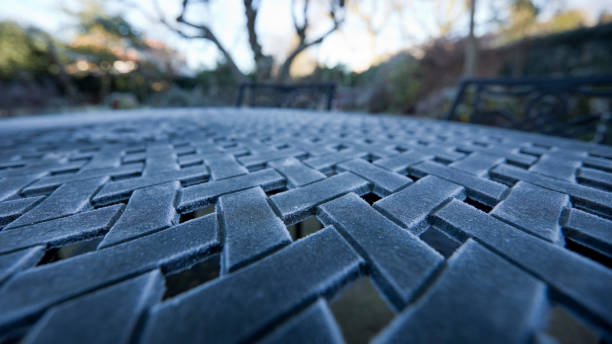 frost on a metal garden table outdoors in winter - table toughness steel pattern imagens e fotografias de stock