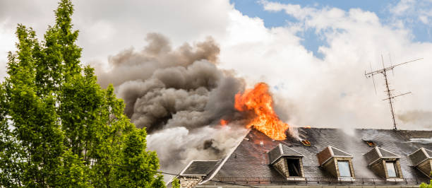 istock Panorama Roof Fire in the House 1133151590