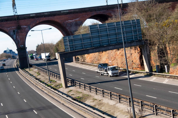 ausfall der fahrzeug-lieferung auf der britischen autobahn - stockport stock-fotos und bilder