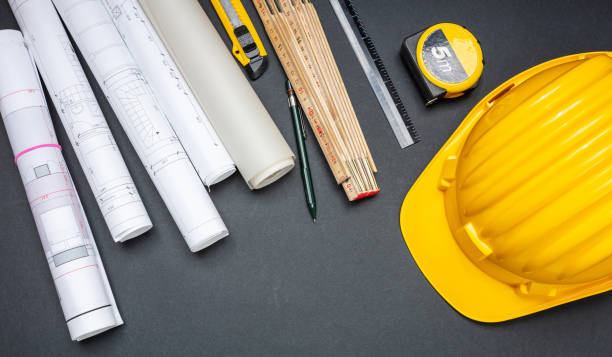 plans de projet, hardhat jaune et outils d'ingénierie sur le noir - work tool blueprint construction helmet photos et images de collection