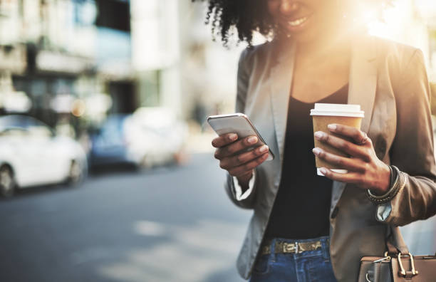 sólo tomé un café y venía a la oficina ahora - on the move fotografías e imágenes de stock