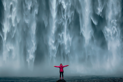Famosa cascada Skogafoss de gran alcance en el sur de Islandia photo