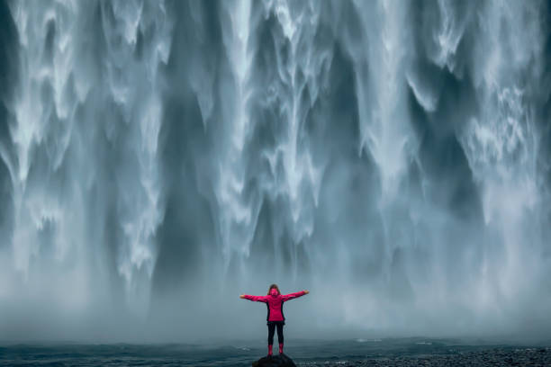 famous powerful skogafoss waterfall at south iceland - cachoeira imagens e fotografias de stock