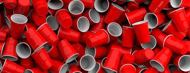 couleur rouge en plastique jetable tasses pile fond, texture, bannière. illustration 3d - disposable cup red beer plastic photos et images de collection