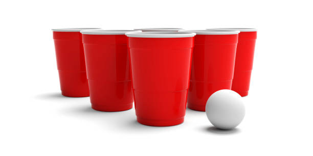 tasses de couleur rouge en plastique et une bille de ping-pong d'isolement sur le fond blanc. illustration 3d - disposable cup red beer plastic photos et images de collection