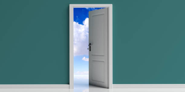 abra la puerta en el fondo verde de la pared, cielo azul con las nubes vista fuera de la abertura de la puerta. ilustración 3d - opportunity door new cloud fotografías e imágenes de stock