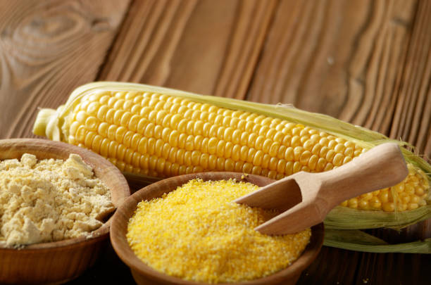 ciotola di mais grana corncob e farina di mais sul tavolo della cucina - polenta cooking food spoon foto e immagini stock