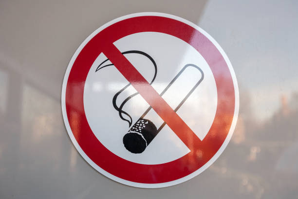 símbolo prohibido fumar sobre fondo blanco - rood fotografías e imágenes de stock