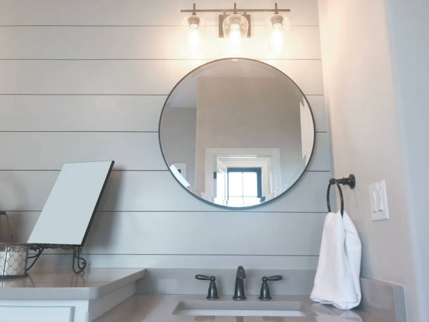 baño shiplap - round mirror fotografías e imágenes de stock