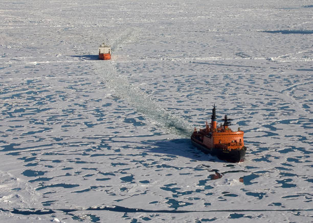 アイストップビューの砕氷船船 - アイスブレイク ストックフォトと画像