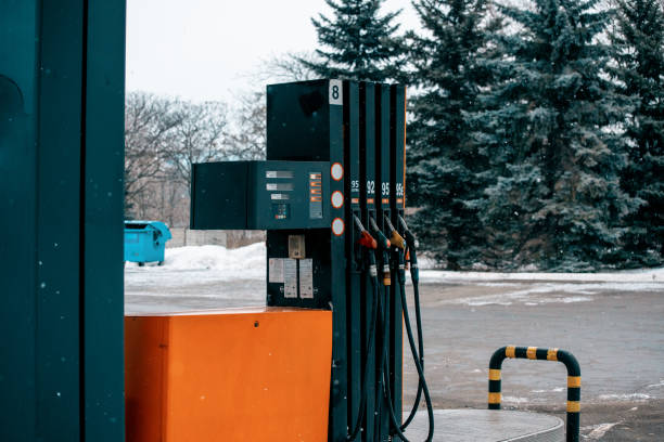 vinaigrette orange sur le fond de planter des arbres - gas station fuel pump station gasoline photos et images de collection