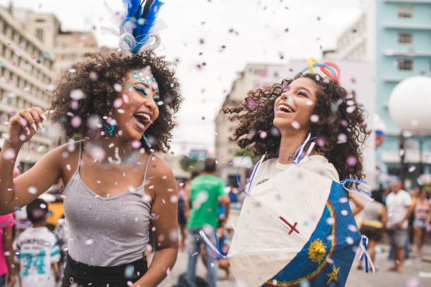 przyjaciele tańczą karnawał - party umbrella zdjęcia i obrazy z banku zdjęć