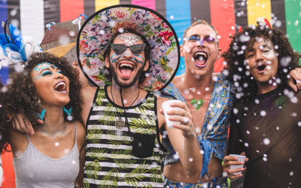 les gens célébrant le carnaval - carnival drink people party photos et images de collection