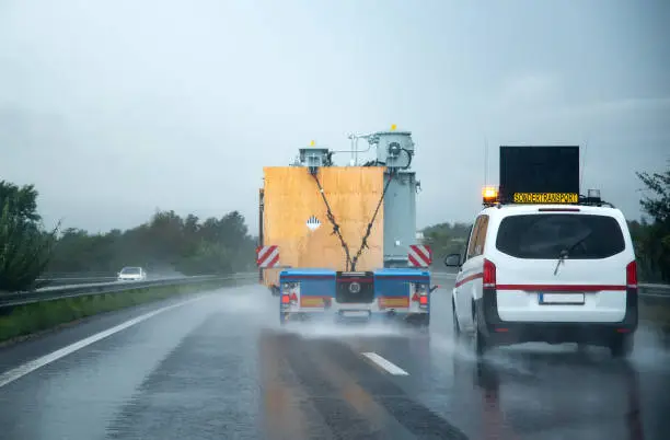 Truck, Escort vehicle, Oversize, Motorway, Rain