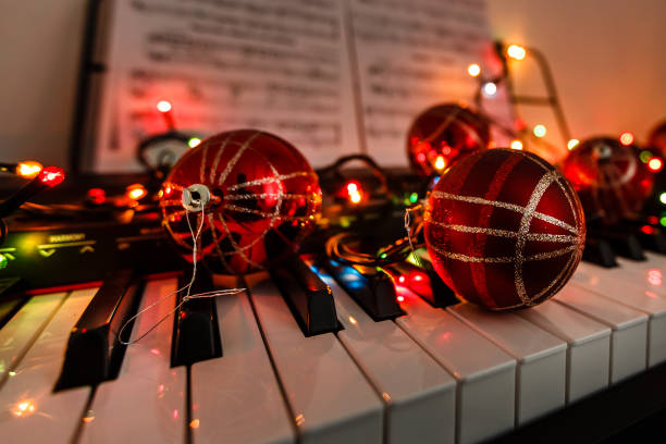 istock A piano with christmas lights and tree 1133197197
