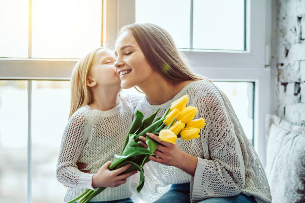 buona festa della mamma! - mothers day mother kissing child foto e immagini stock