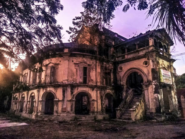 istock Sunrise over an abandoned palace in Alor Setar, Kedah 1133208423