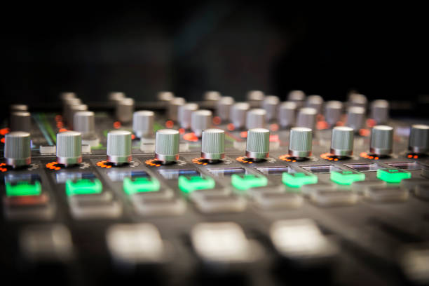 misturador digital do close-up das imagens borradas na sala de controle. - electric mixer sound mixer mixing playing - fotografias e filmes do acervo