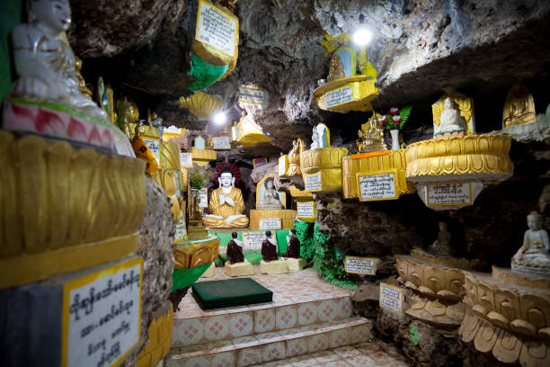 shwe oo min paya cave, myanmar - paya imagens e fotografias de stock