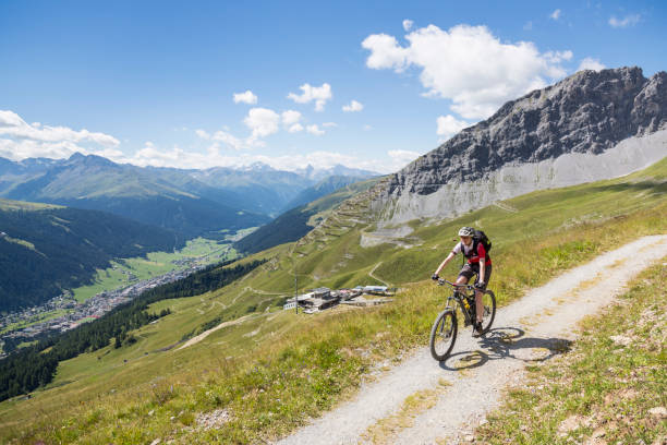 btt panorâmico no parsenn cénico davos, switzerland. - davos switzerland summer mountain - fotografias e filmes do acervo