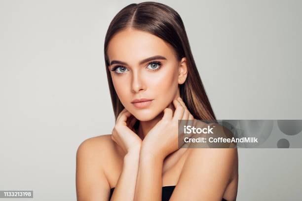 Schöne Frau Sanftes Makeup Und Perfekte Haut Stockfoto und mehr Bilder von Model - Model, Frauen, Schönheit