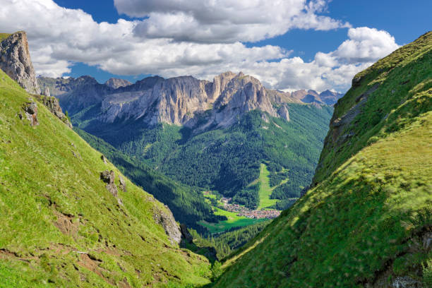 Pozza di Fassa vista de Camerloi (Dolomites) - foto de acervo