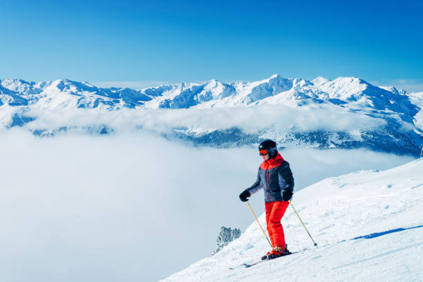 esqui da arena de skier zillertal do homem em tirol áustria - ski arena - fotografias e filmes do acervo