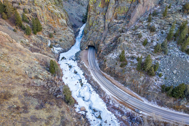 リバーキャニオン空中ビュー - fort collins rock cliff mountain range ストックフォトと画像