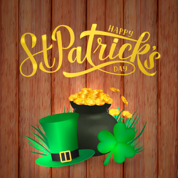 ilustrações, clipart, desenhos animados e ícones de rotulação feliz da mão da caligrafia do dia do st. patrickâs, chapéu do leprechaun, trevo e potenciômetro de moedas douradas no fundo de madeira. ilustração do vetor. cartão do dia de patricks de saint, bandeira, poster ou insecto. - saint patricks banner green beer patrick leprechaun hat