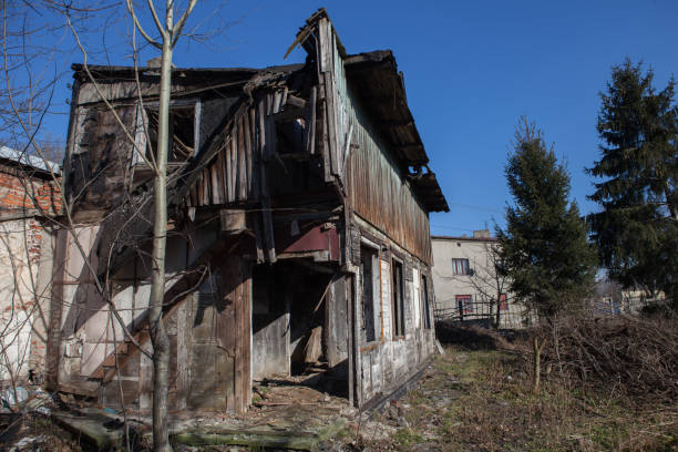 istock Abandoned old wooden house 1133232853