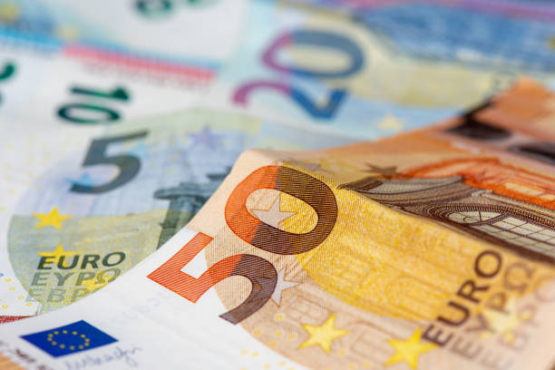 billetes en euros - símbolo de moneda de la comunidad europea fotografías e imágenes de stock