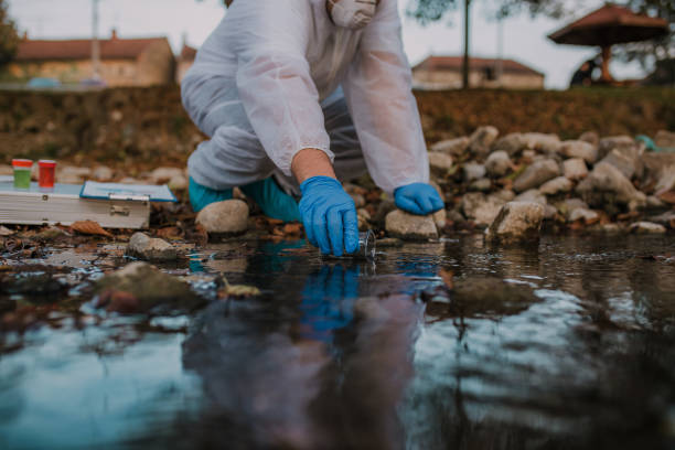 ekologiczne pobieranie próbek wody - hazardous materials protection zdjęcia i obrazy z banku zdjęć