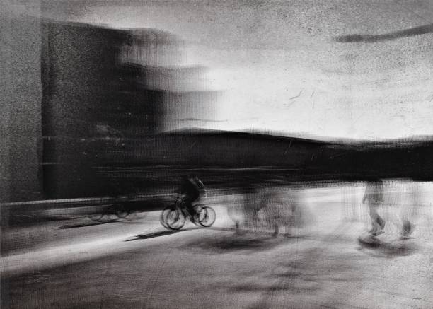 monochrome verschwommene bewegungsansicht des radfahrers auf der straße - radfahren fotos stock-fotos und bilder