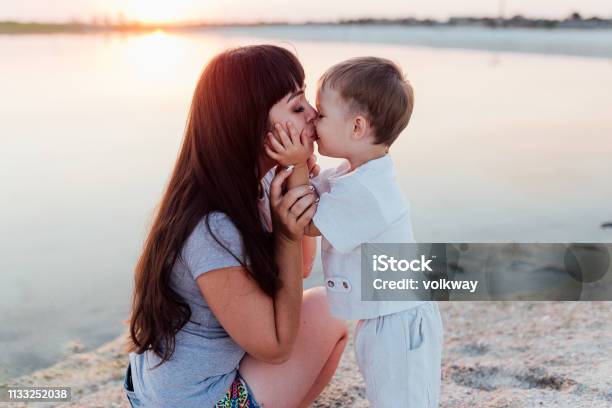 Молодой сын с молодой мамой. Мама целует сына в аэропорту. Kristinejanes with boy. Mariannacruzz with boy.
