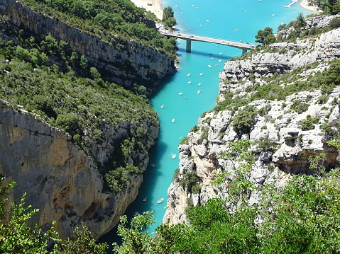 Yes, the river Verdon on Lac de Sainte Croix in the French Provence is really so blue. A recreational area and starting point in the nearby Alps.