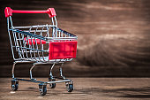 modell-des-einkaufswagens-auf-vintage-holz-mit-copyspace.jpg?b=1&s=170x170&k=20&c=XYpsoCDCrfr3w1DtNs5wzPgw6K_ZN69XKK0jQKKGPTk=